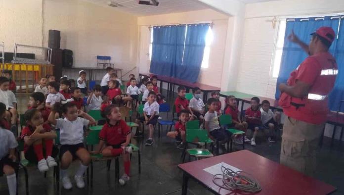 Elementos de protección civil enseñan a niños a cuidarse