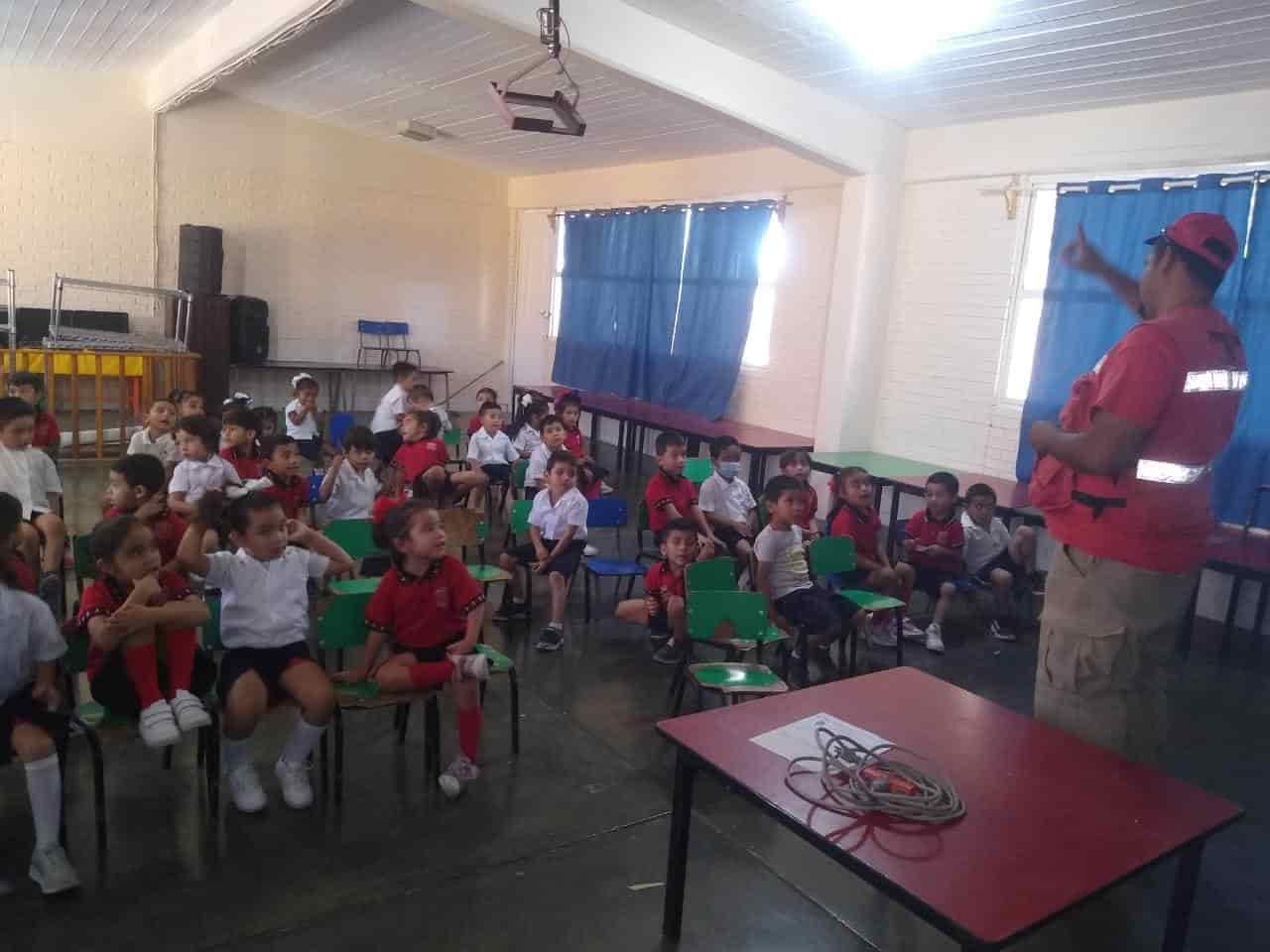 Elementos de protección civil enseñan a niños a cuidarse Elementos de protección civil enseñan a niños a cuidarse