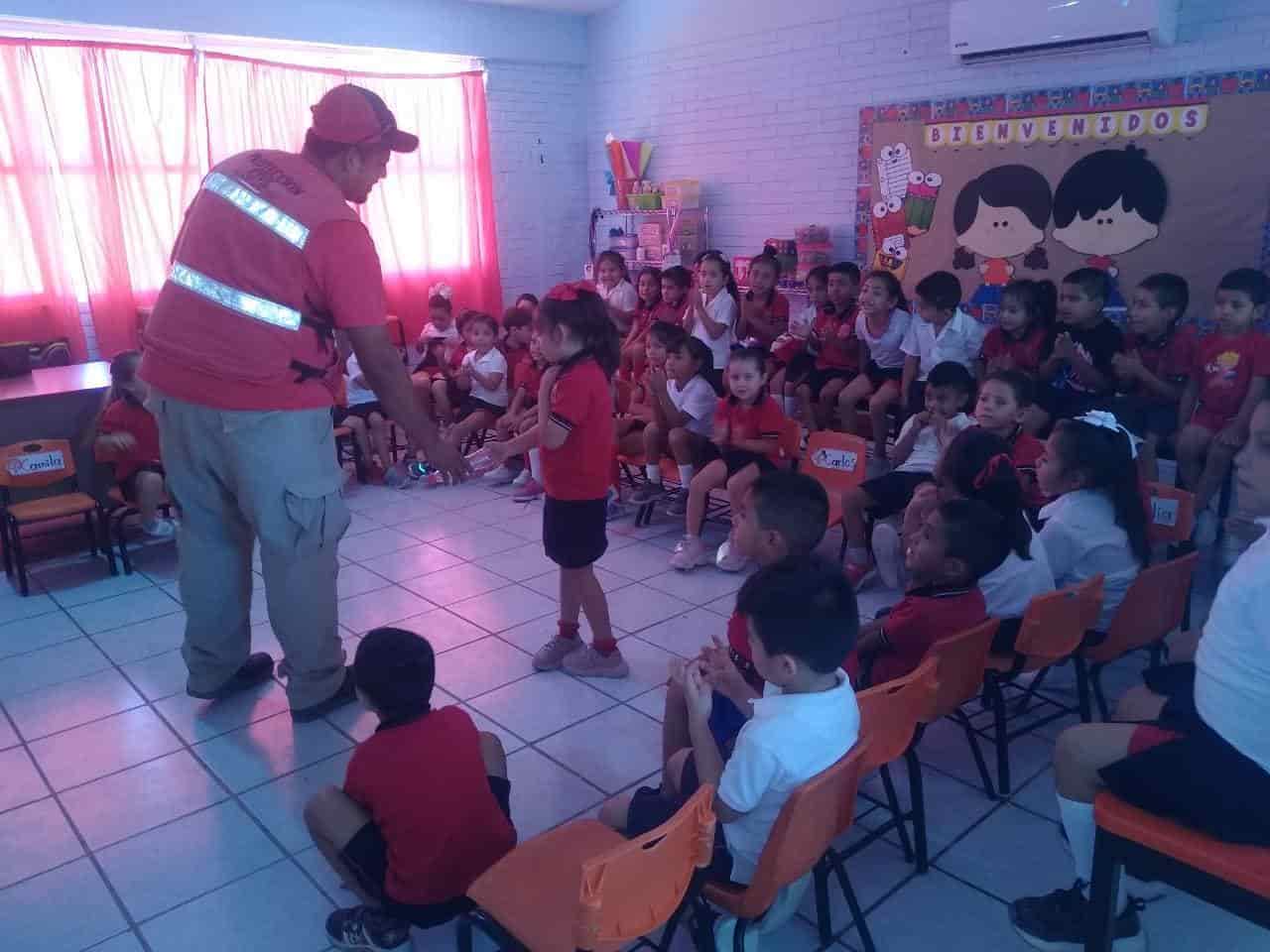 Elementos de protección civil enseñan a niños a cuidarse
