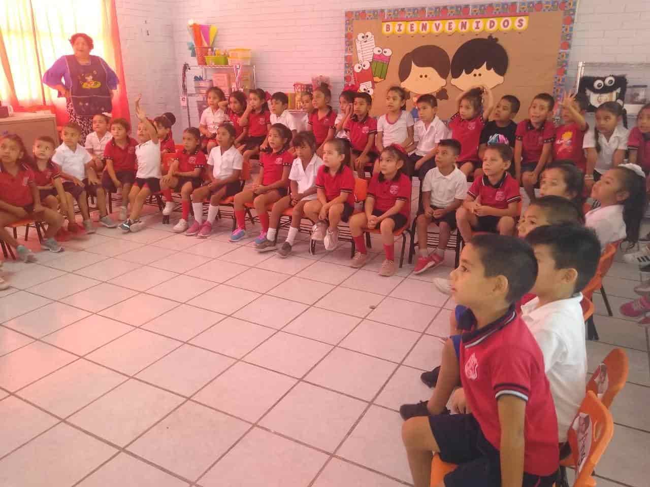 Elementos de protección civil enseñan a niños a cuidarse