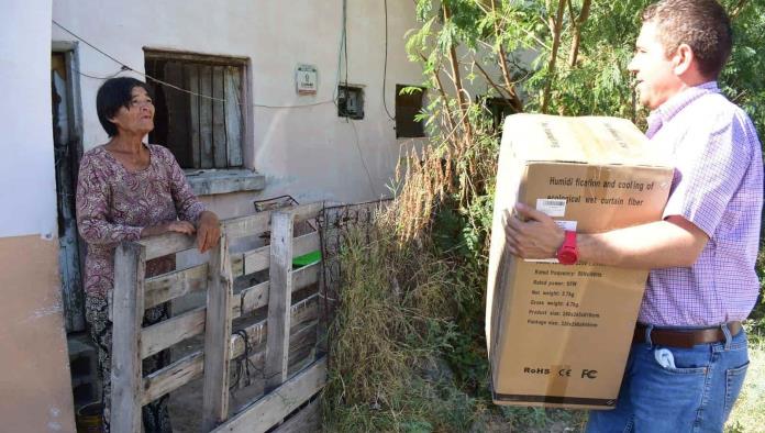 Entrega Hugo Lozano beneficios a domicilio