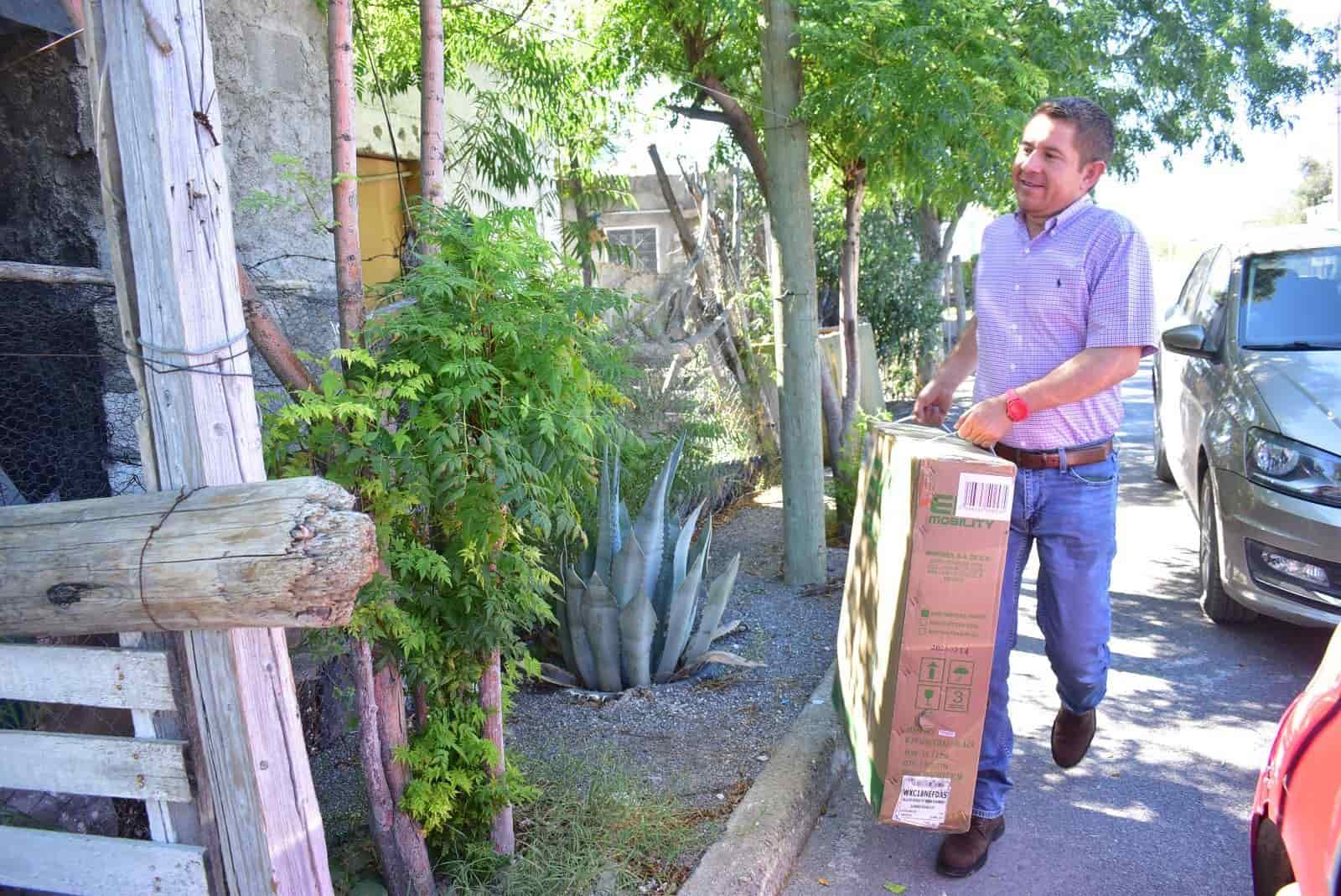 Entrega Hugo Lozano beneficios a domicilio