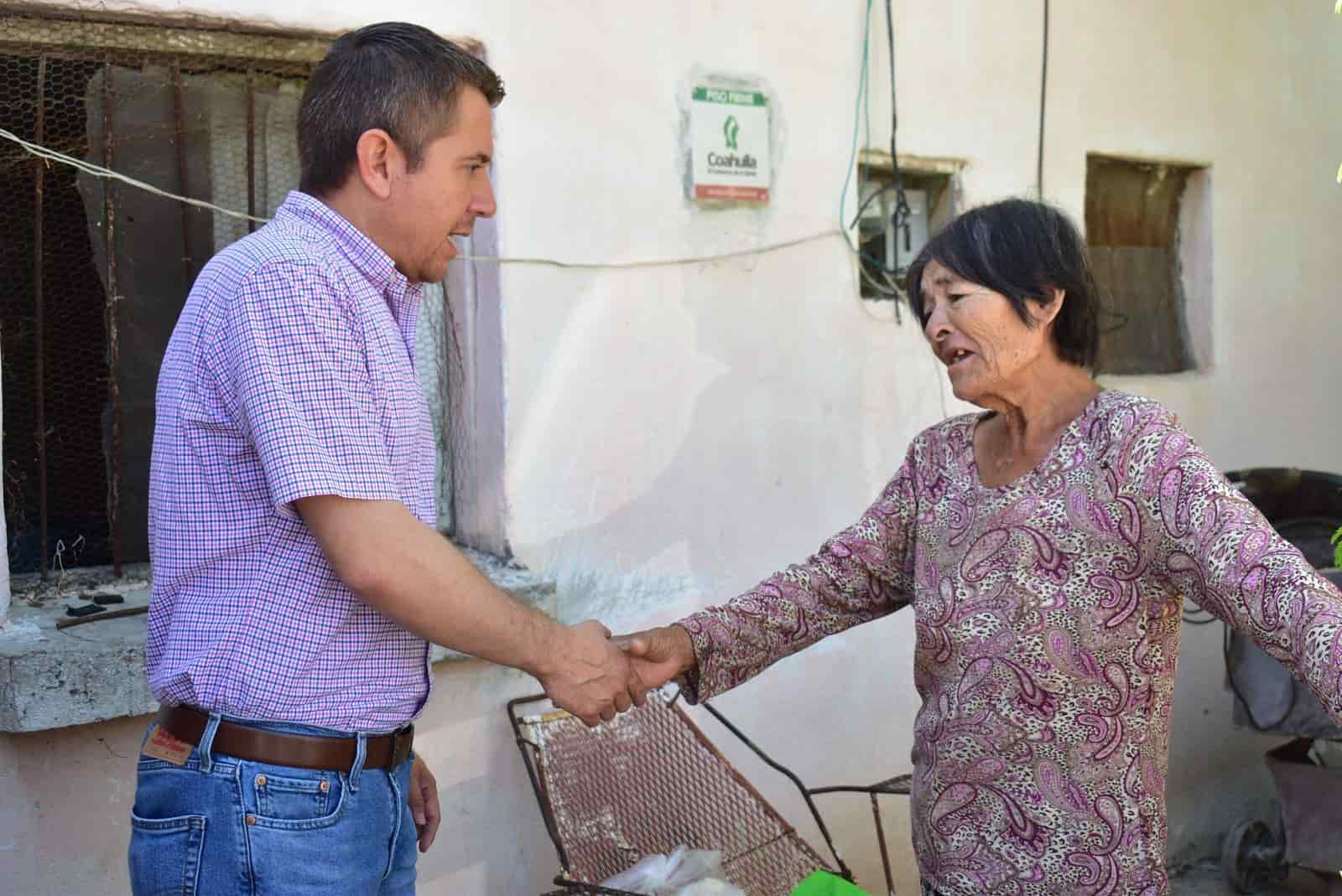 Entrega Hugo Lozano beneficios a domicilio