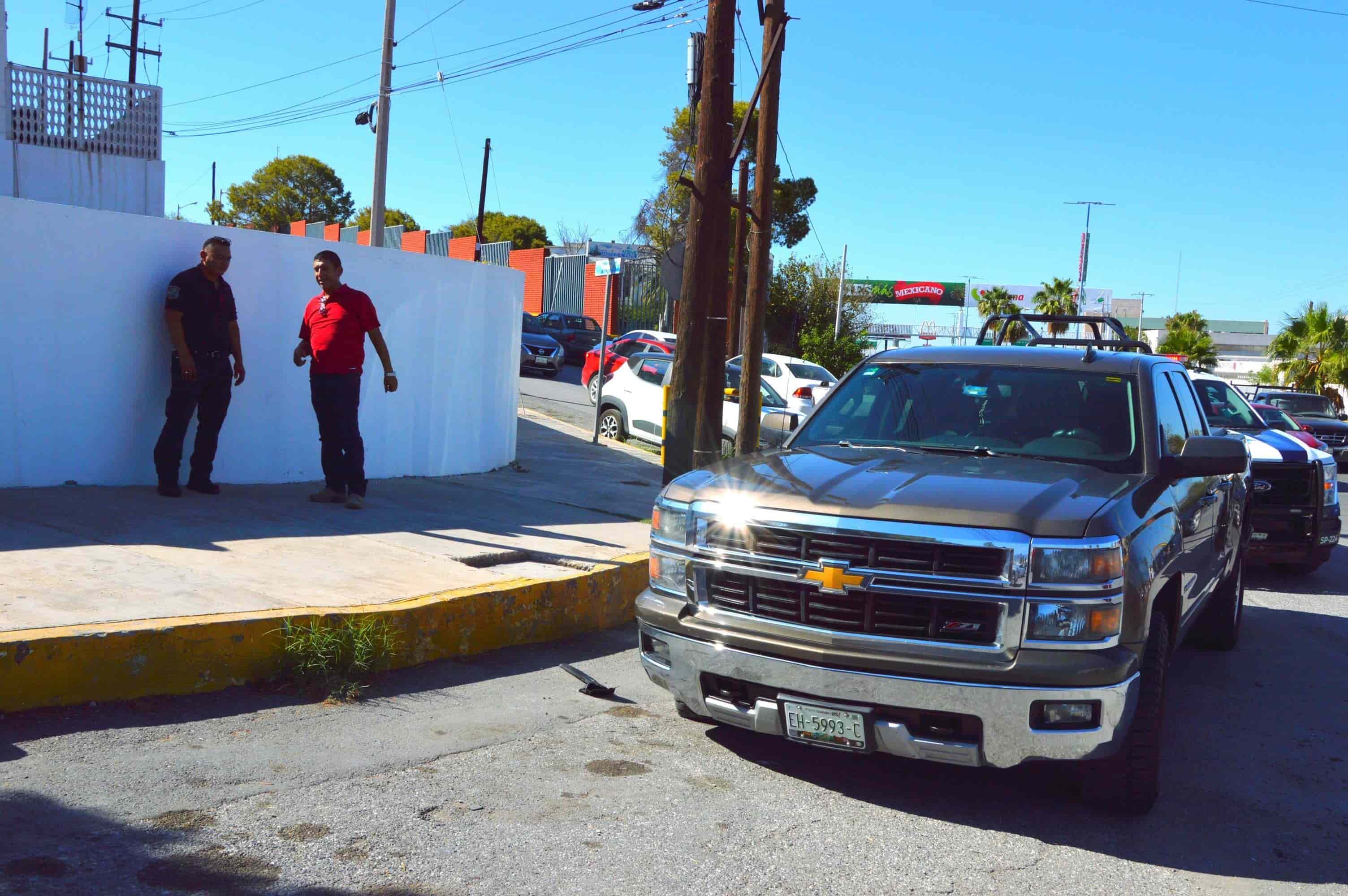 Choca ex ministerial y acaba sin una llanta