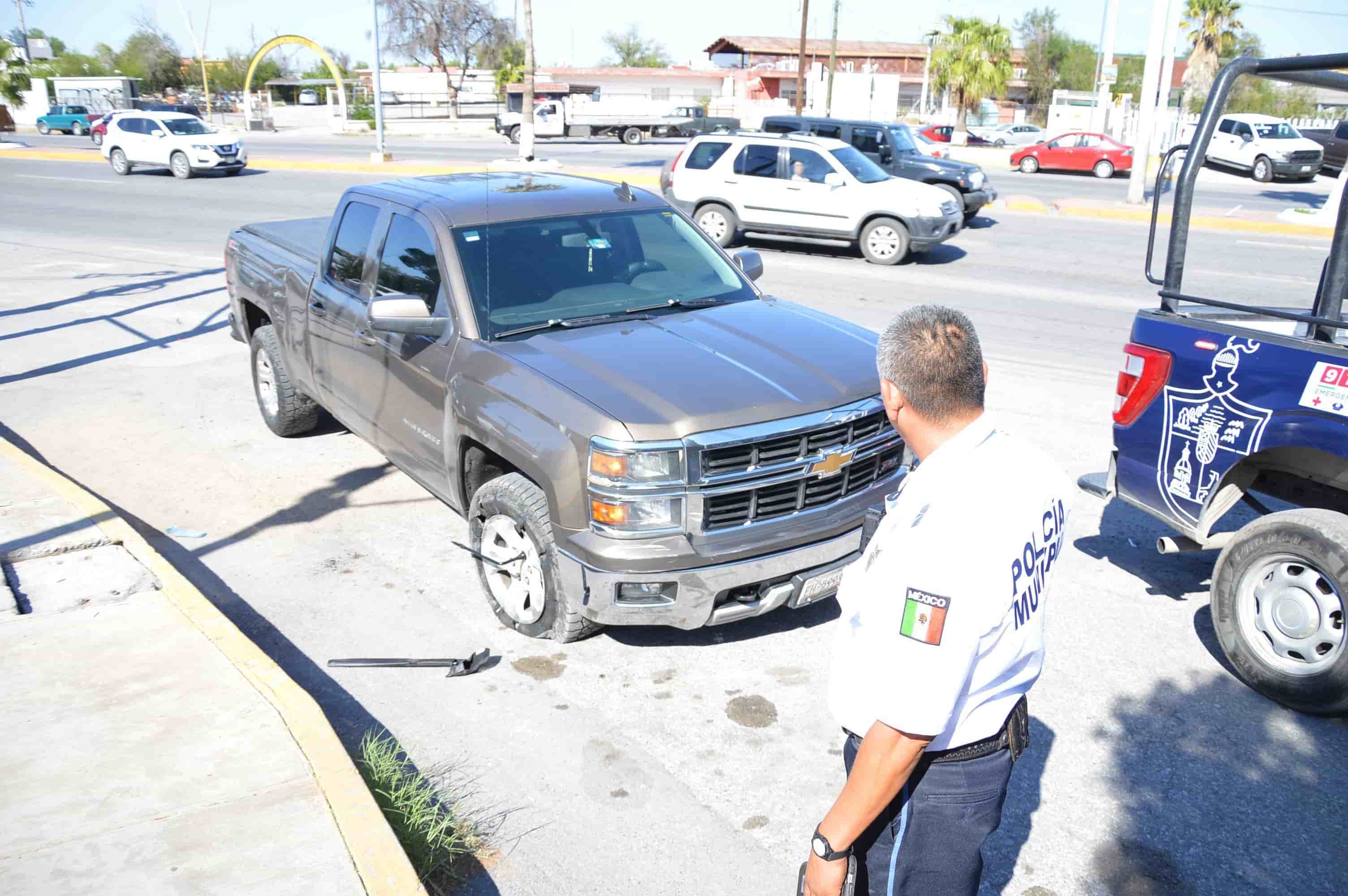 Choca ex ministerial y acaba sin una llanta