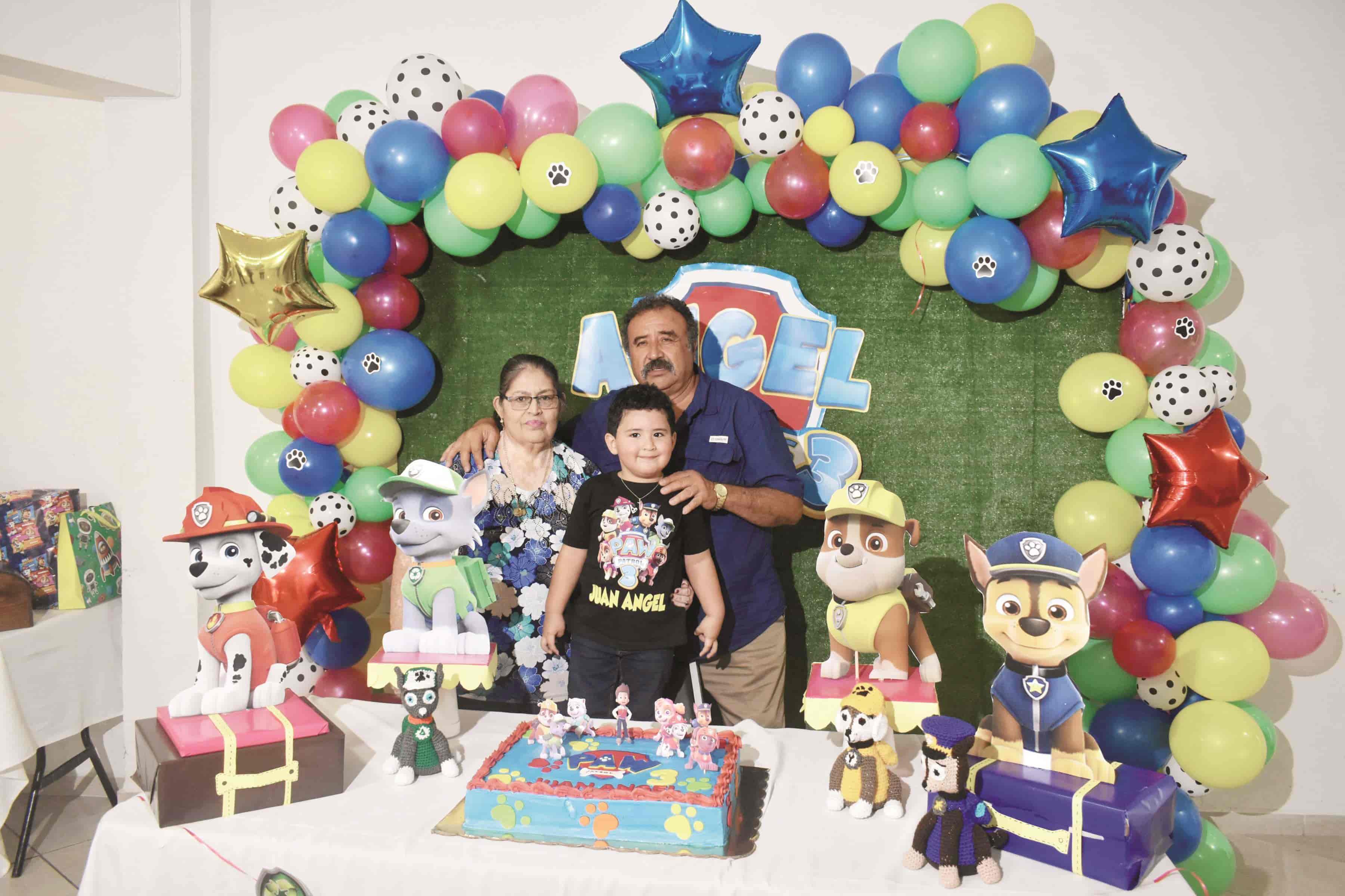 Juan Ángel es bautizado y cumpleañero