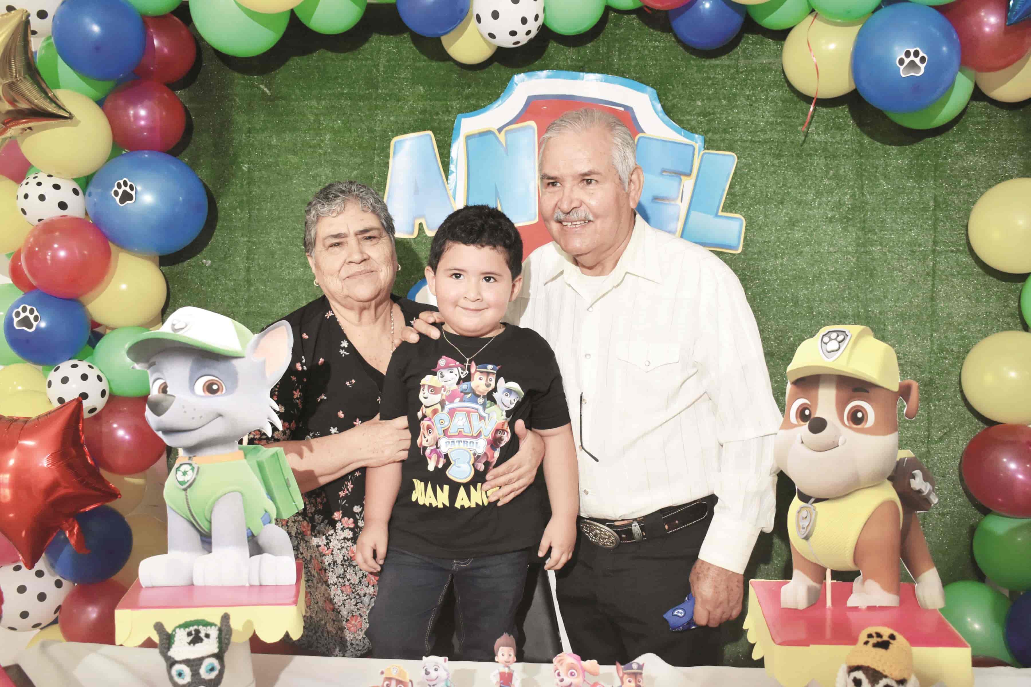 Juan Ángel es bautizado y cumpleañero