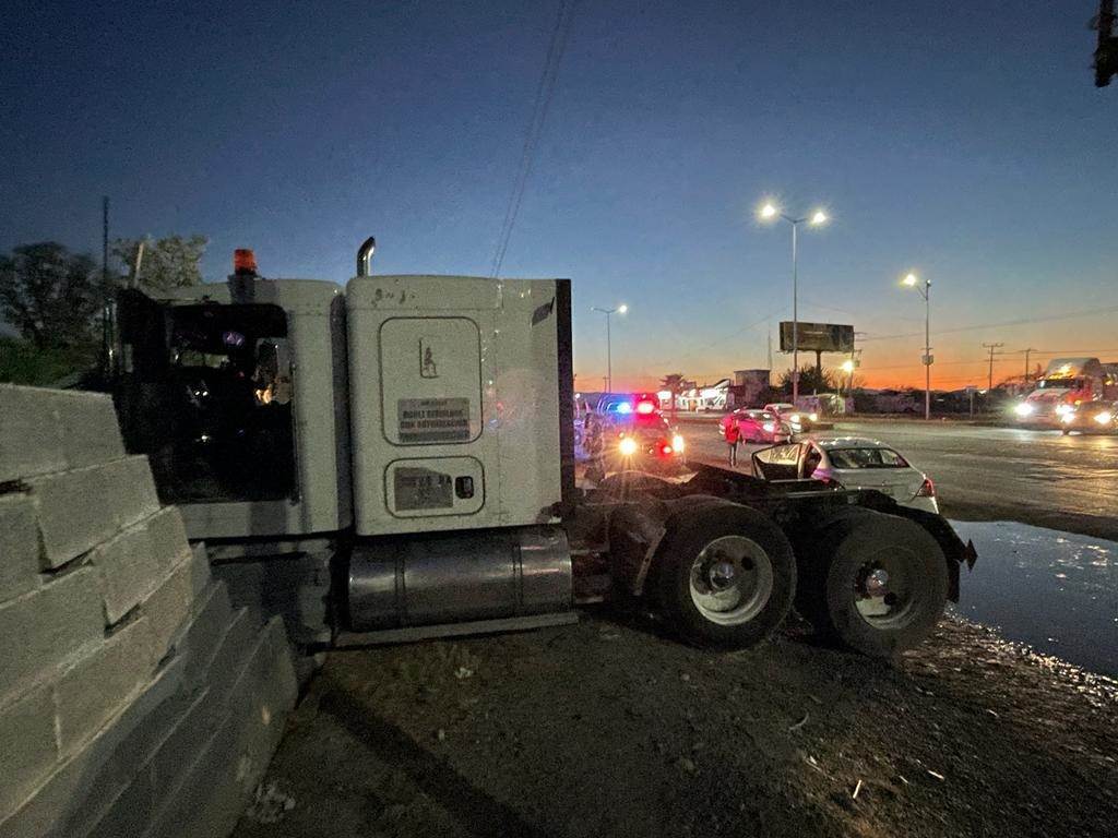 Se queda sin frenos y estrella tráiler en barda