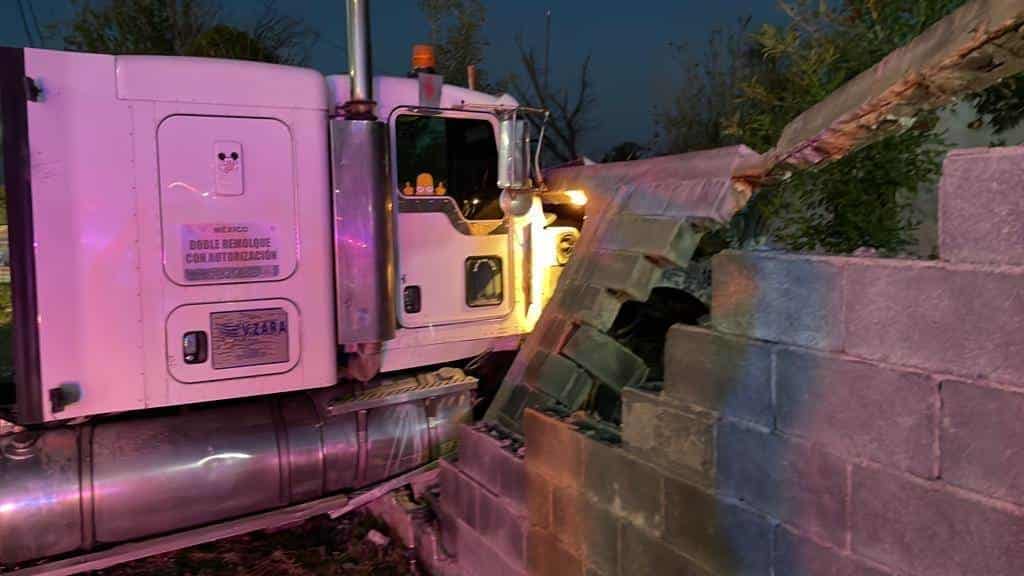 Se queda sin frenos y estrella tráiler en barda
