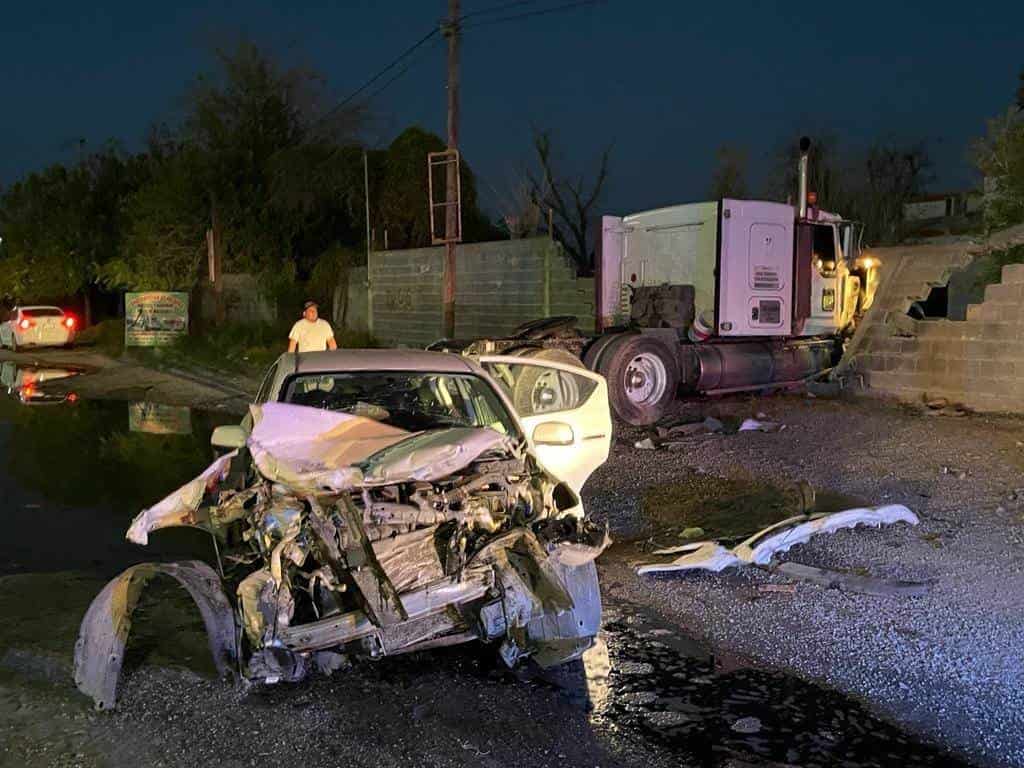 Se queda sin frenos y estrella tráiler en barda