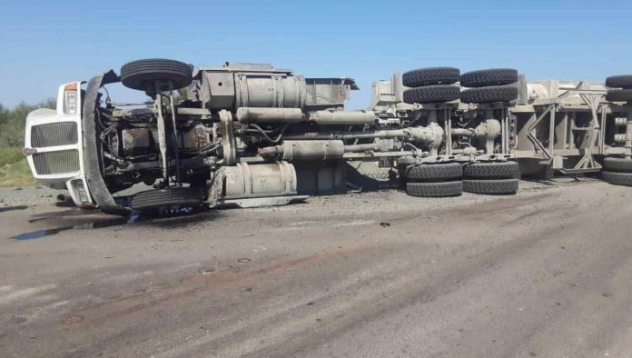 Vuelca tráiler en la salida de la planta JLP en Nava