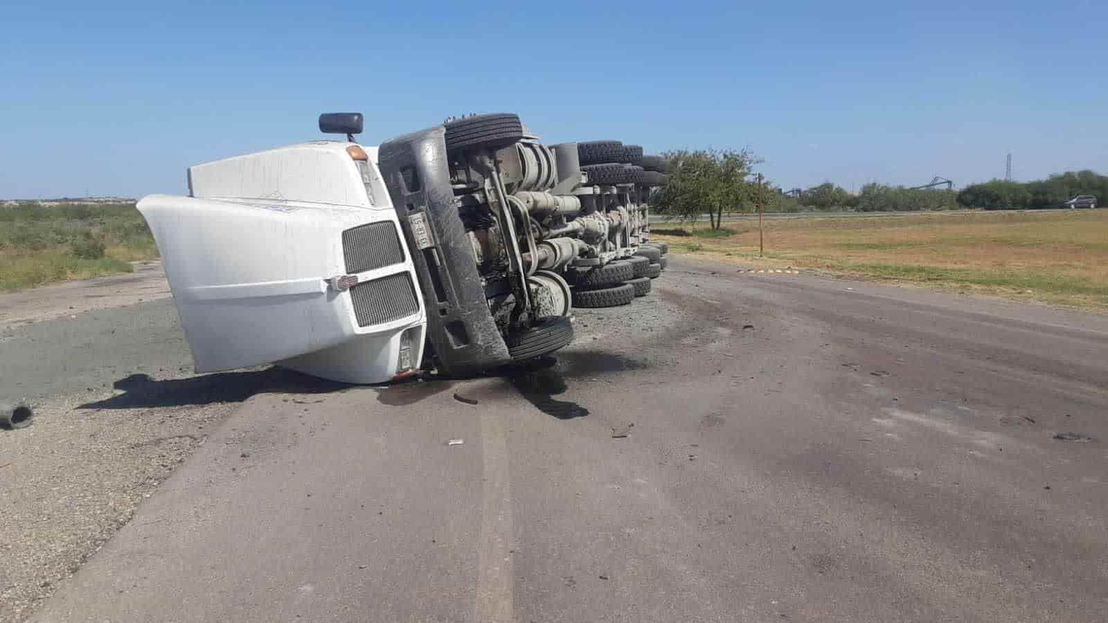 Vuelca tráiler en la salida de la planta JLP en Nava