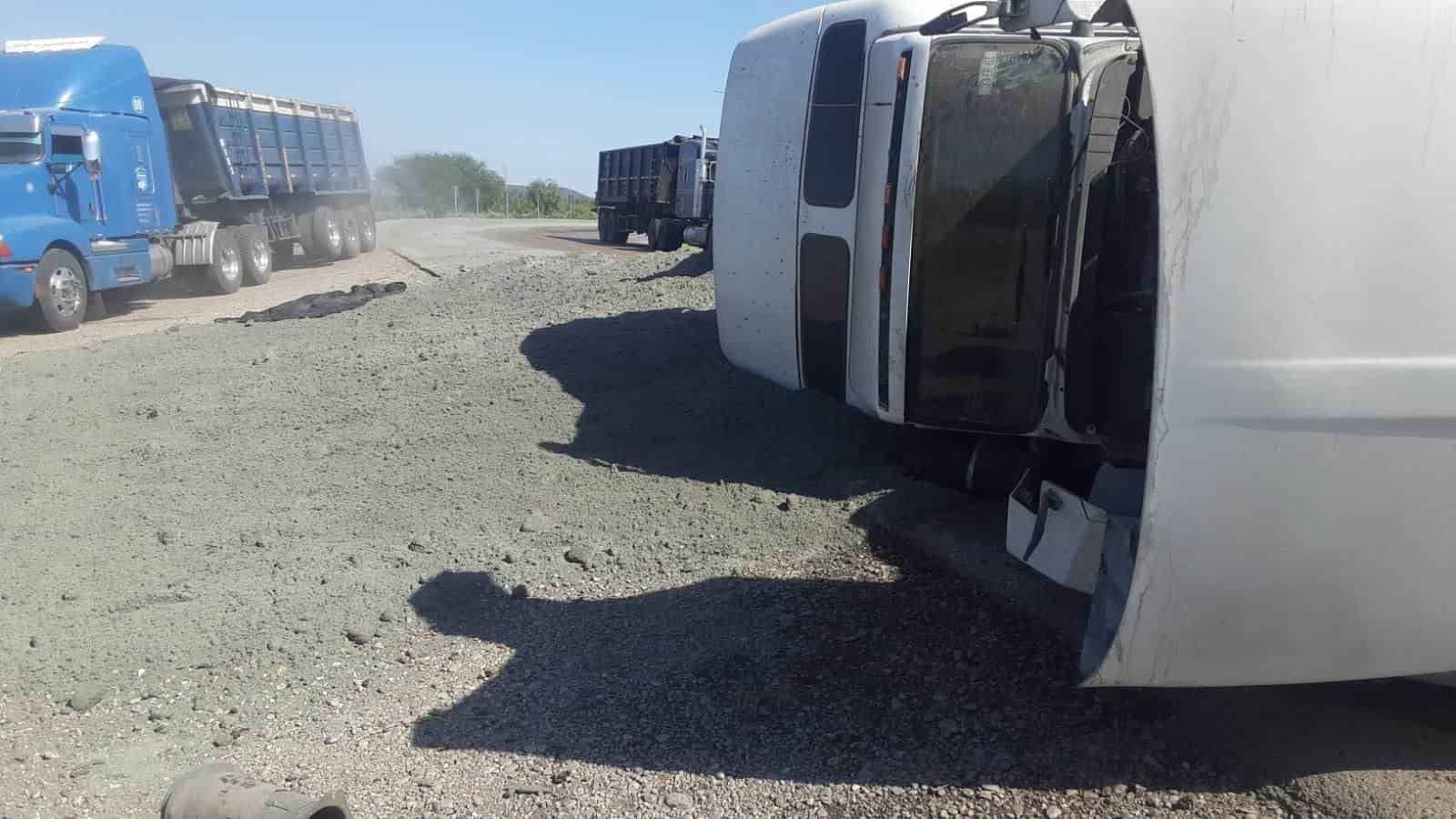 Vuelca tráiler en la salida de la planta JLP en Nava
