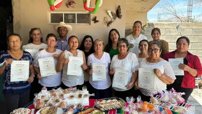 Culminan cursos de repostería 