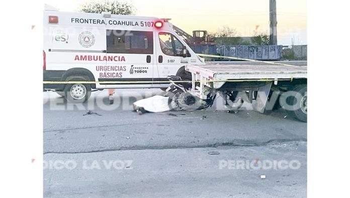 Se mata cobrador al chocar camión