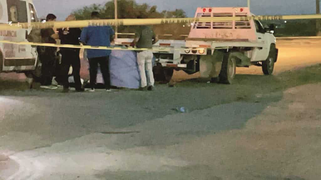 Se mata cobrador al chocar camión