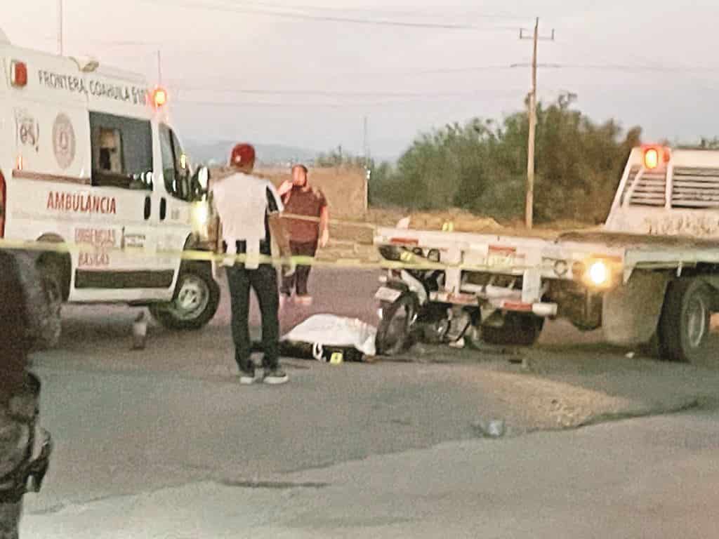 Se mata cobrador al chocar camión