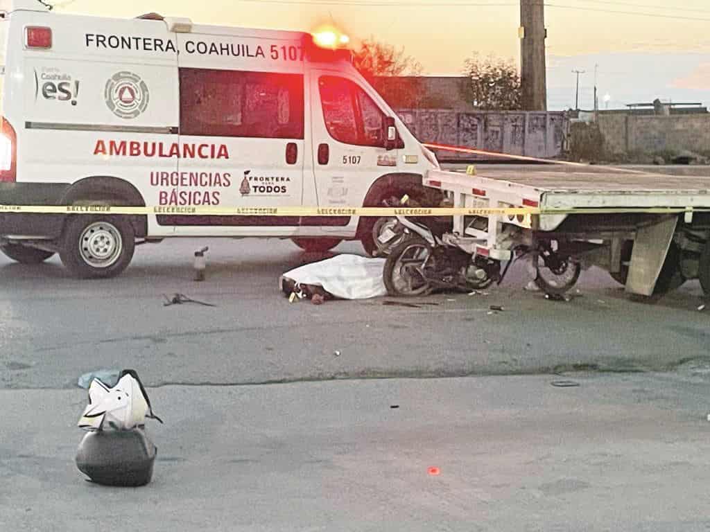 Se mata cobrador al chocar camión