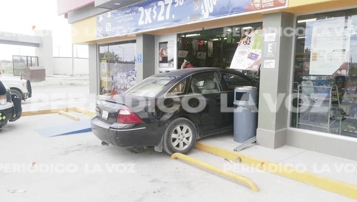 Se mete a tienda con todo y auto