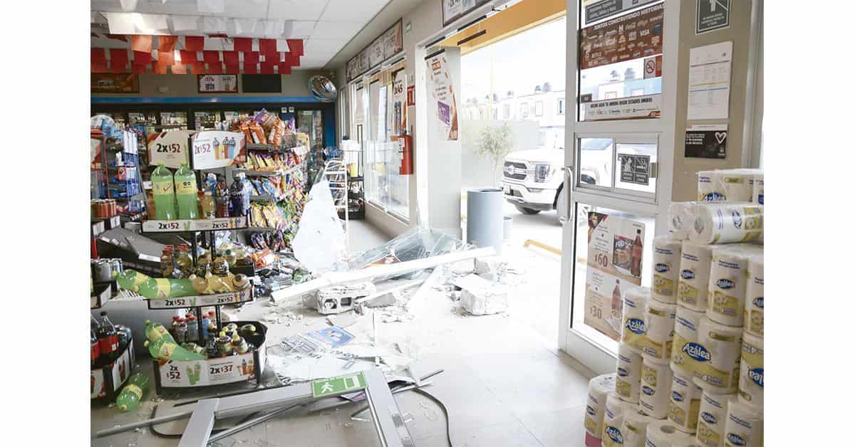 Se mete a tienda con todo y auto
