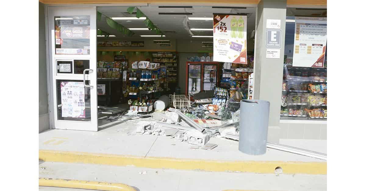 Se mete a tienda con todo y auto