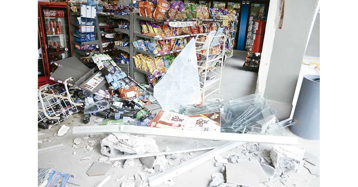 Se mete a tienda con todo y auto