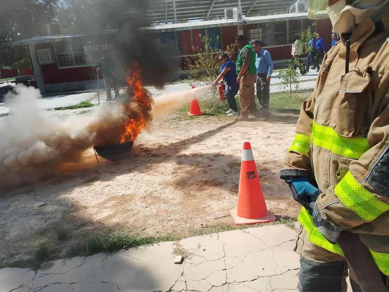 Capacitan a docentes en manejo de extintores en escuelas de Nava