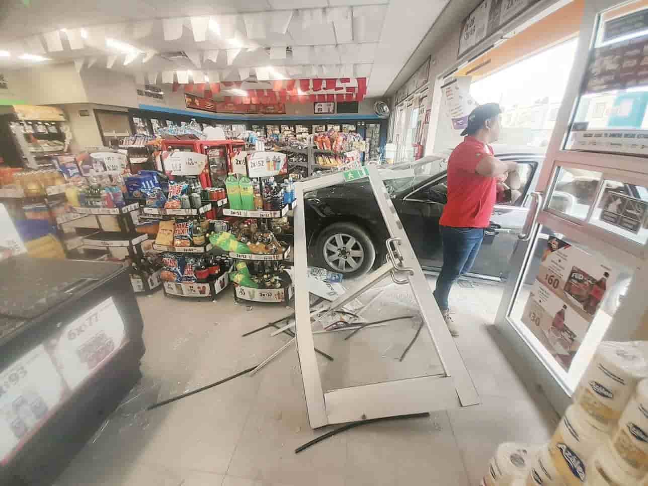 Se mete a tienda con todo y auto
