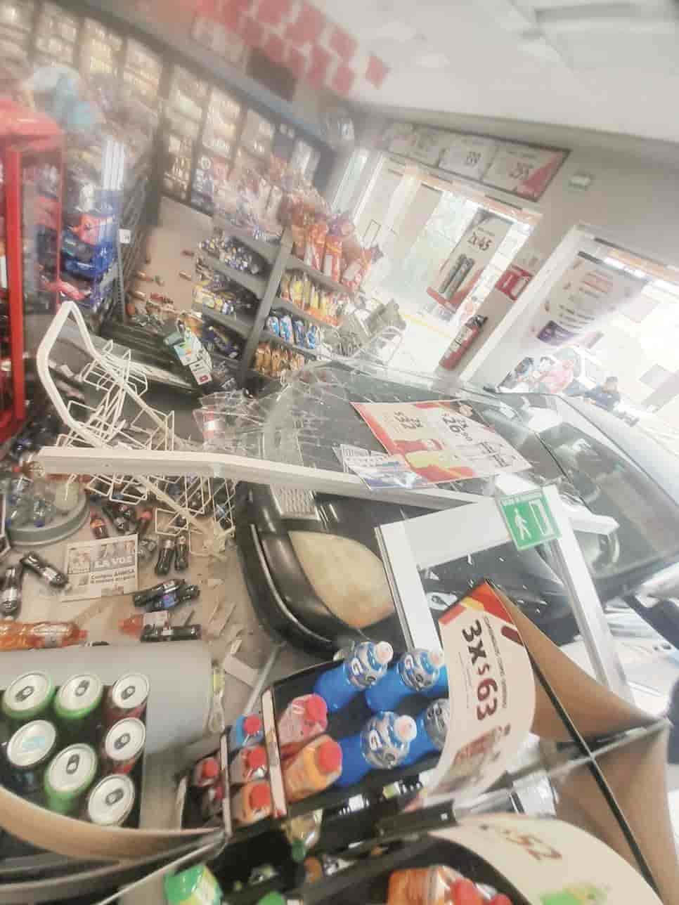 Se mete a tienda con todo y auto