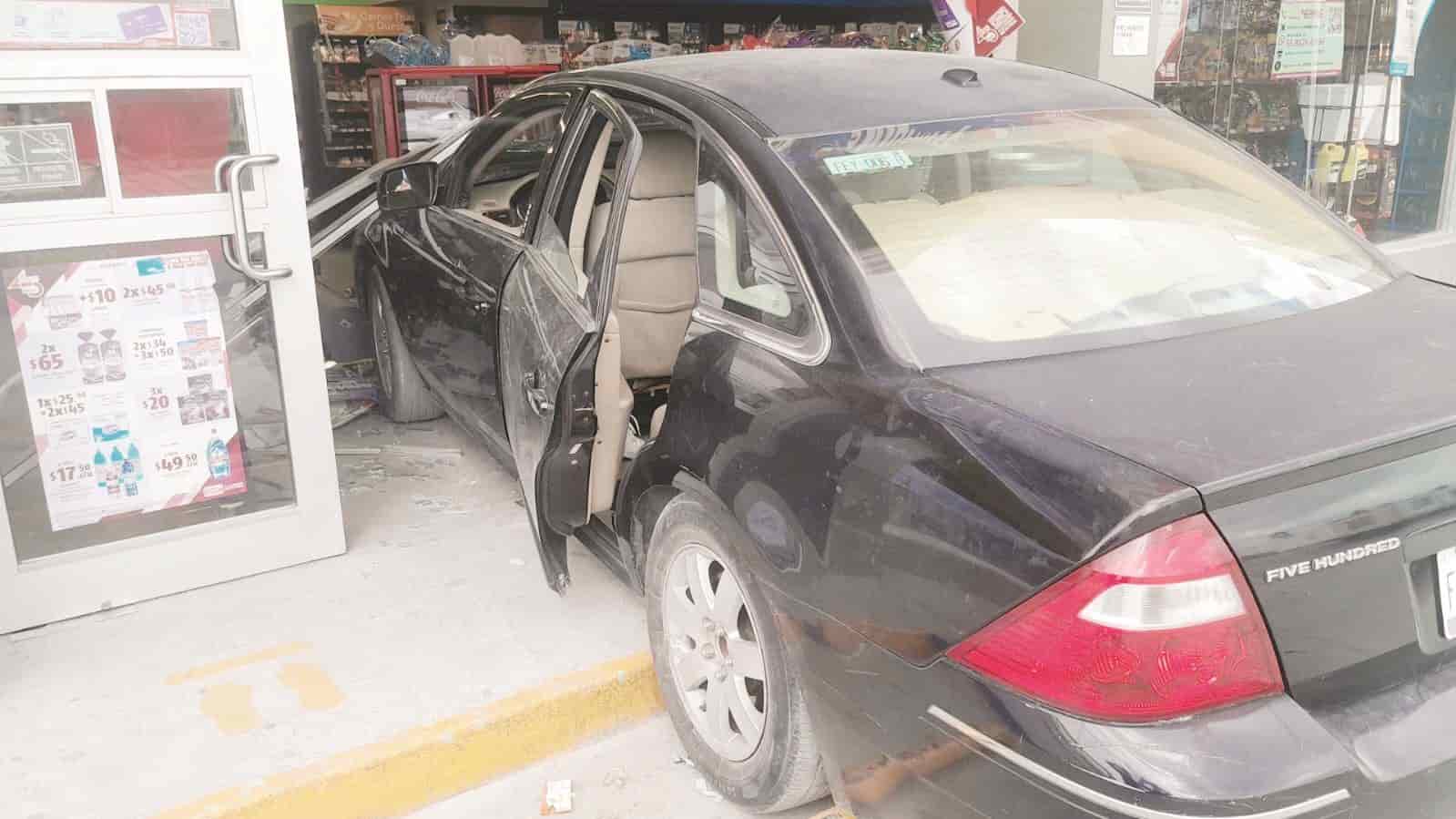 Se mete a tienda con todo y auto