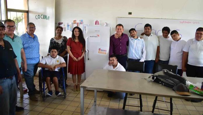 Entrega Hugo Lozano refrigerador al CAM