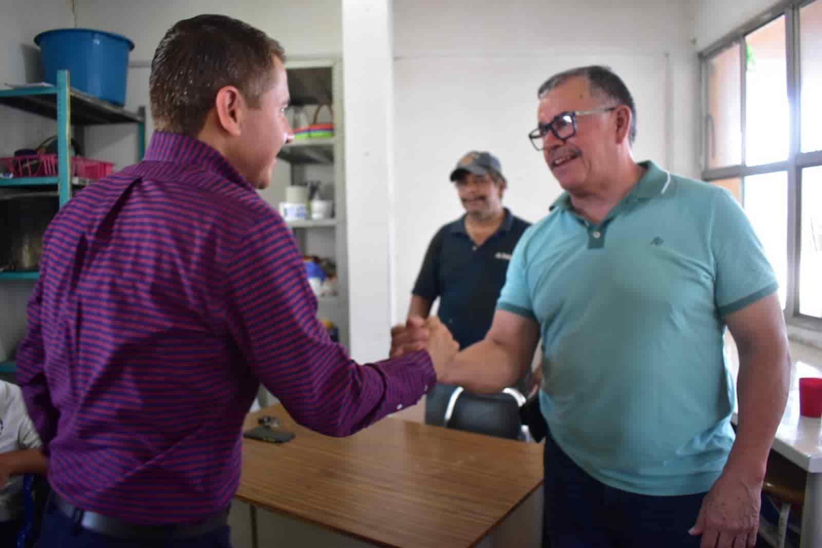 Entrega Hugo Lozano refrigerador al CAM