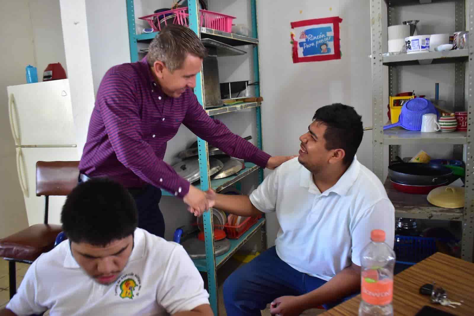 Entrega Hugo Lozano refrigerador al CAM