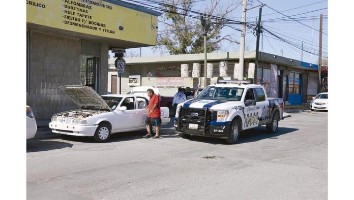 Abre automóvil a martillazos