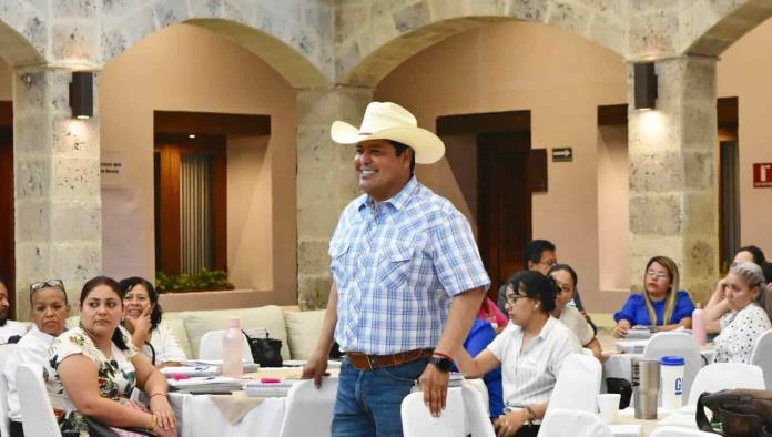 Destaca Beto trabajo educativo del Plan 2040