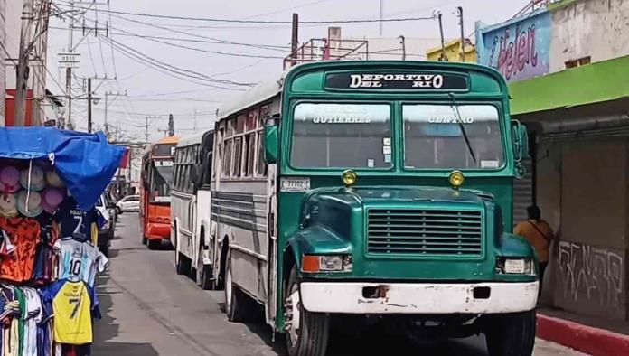 Tienen transportistas rezago en refrendo