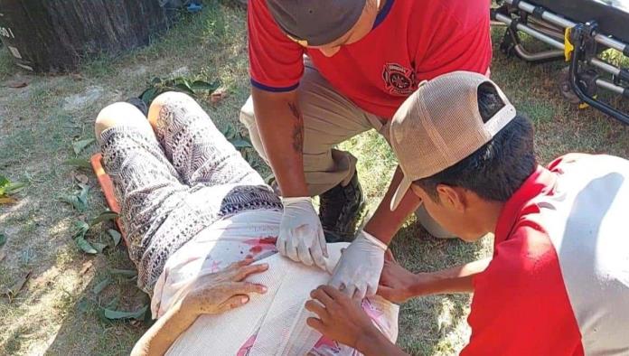 Cae desmayada por golpe de calor; caminaba por la 57 