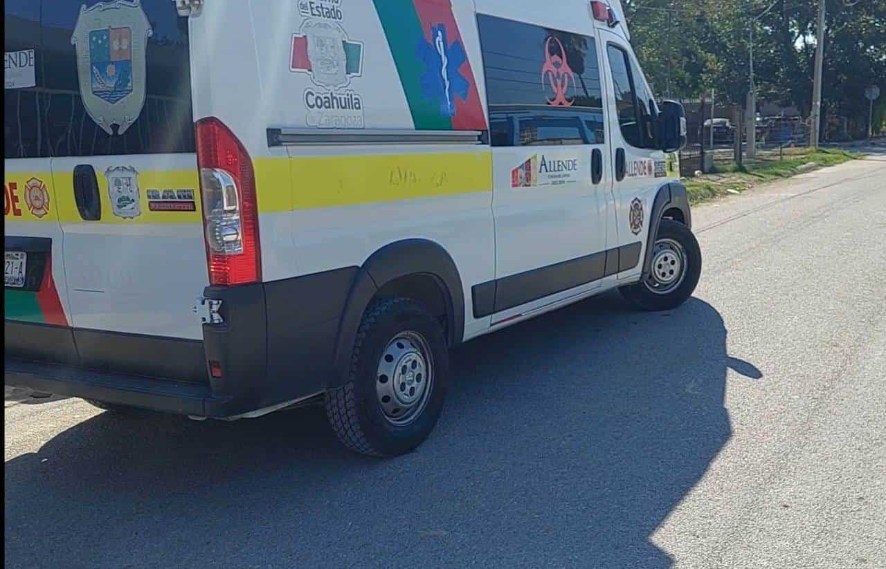 Cae desmayada por golpe de calor; caminaba por la 57 