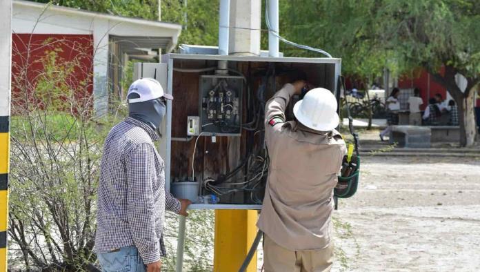 Entrega Beto material eléctrico a Secundaria 8
