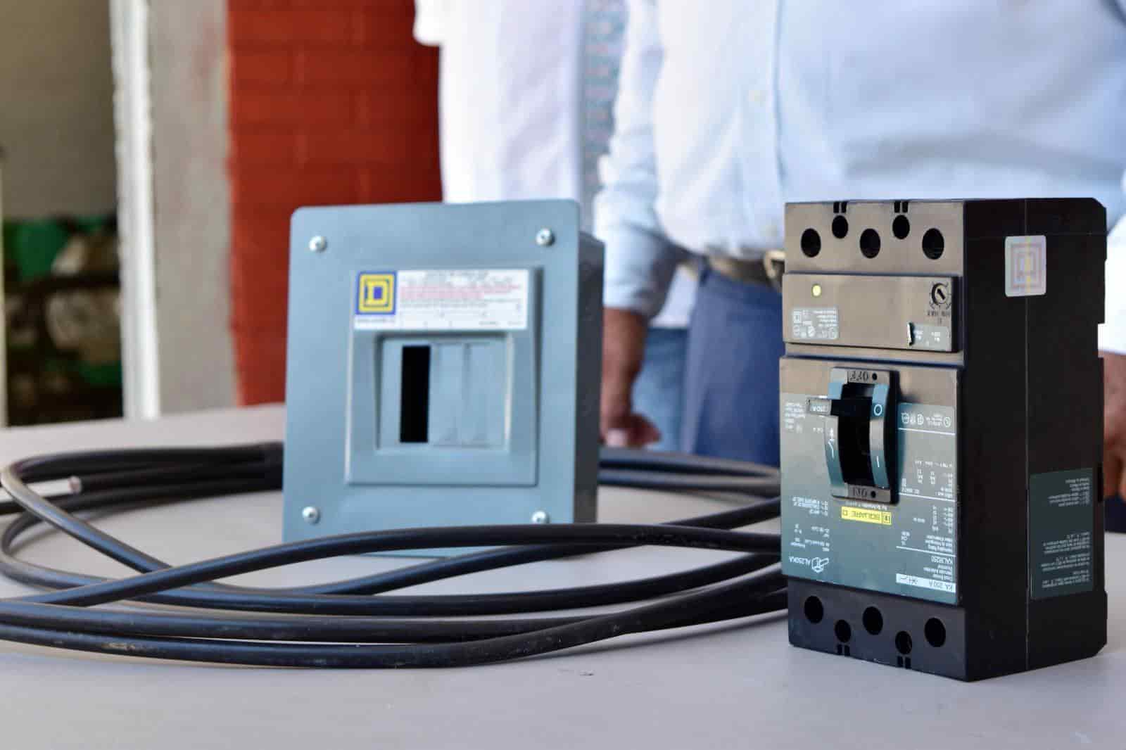 Entrega Beto material eléctrico a Secundaria 8