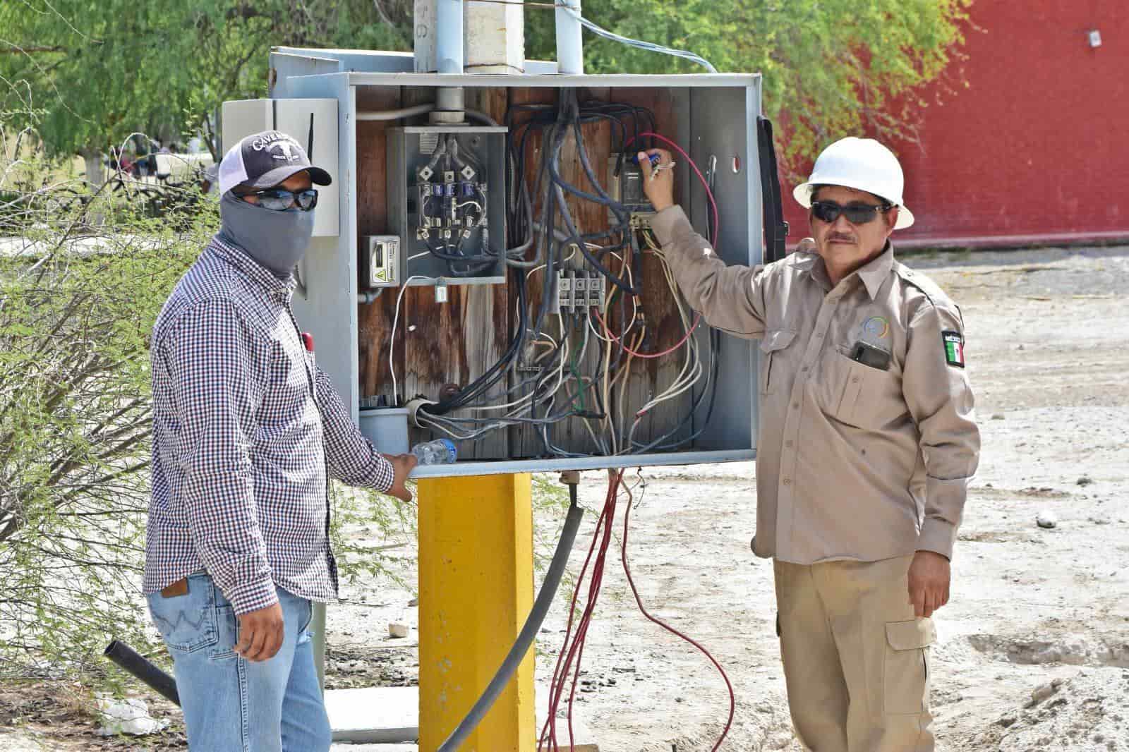 Entrega Beto material eléctrico a Secundaria 8