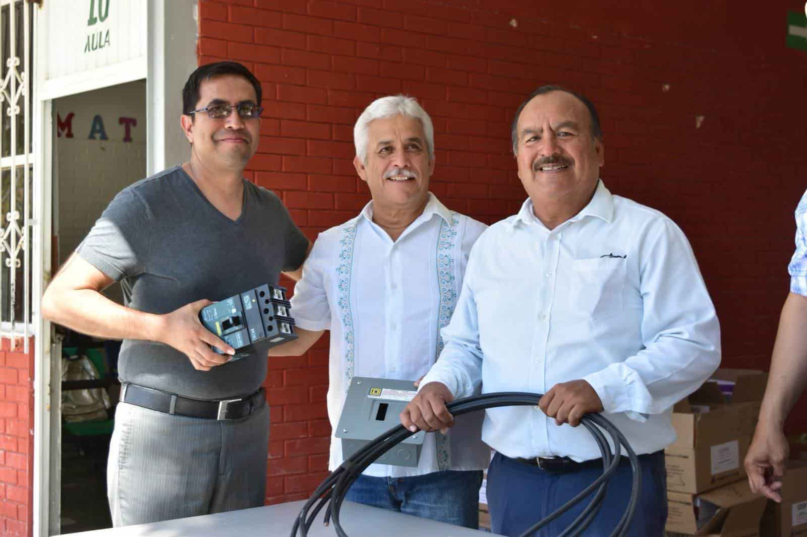 Entrega Beto material eléctrico a Secundaria 8