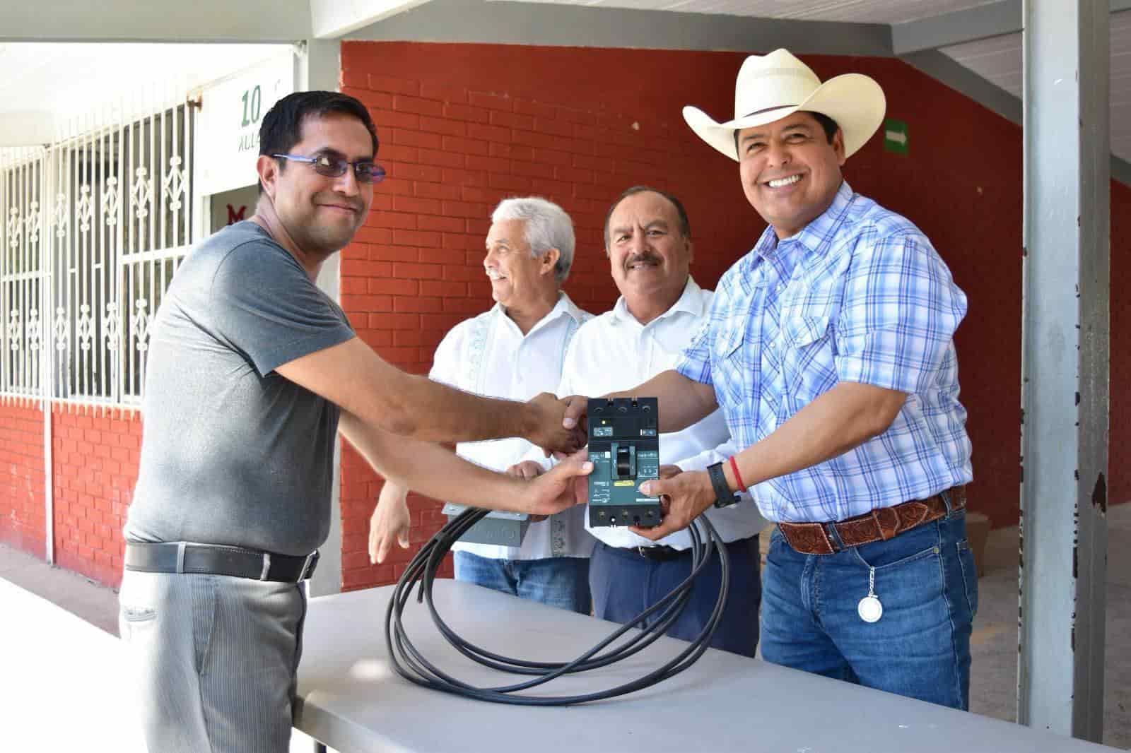 Entrega Beto material eléctrico a Secundaria 8