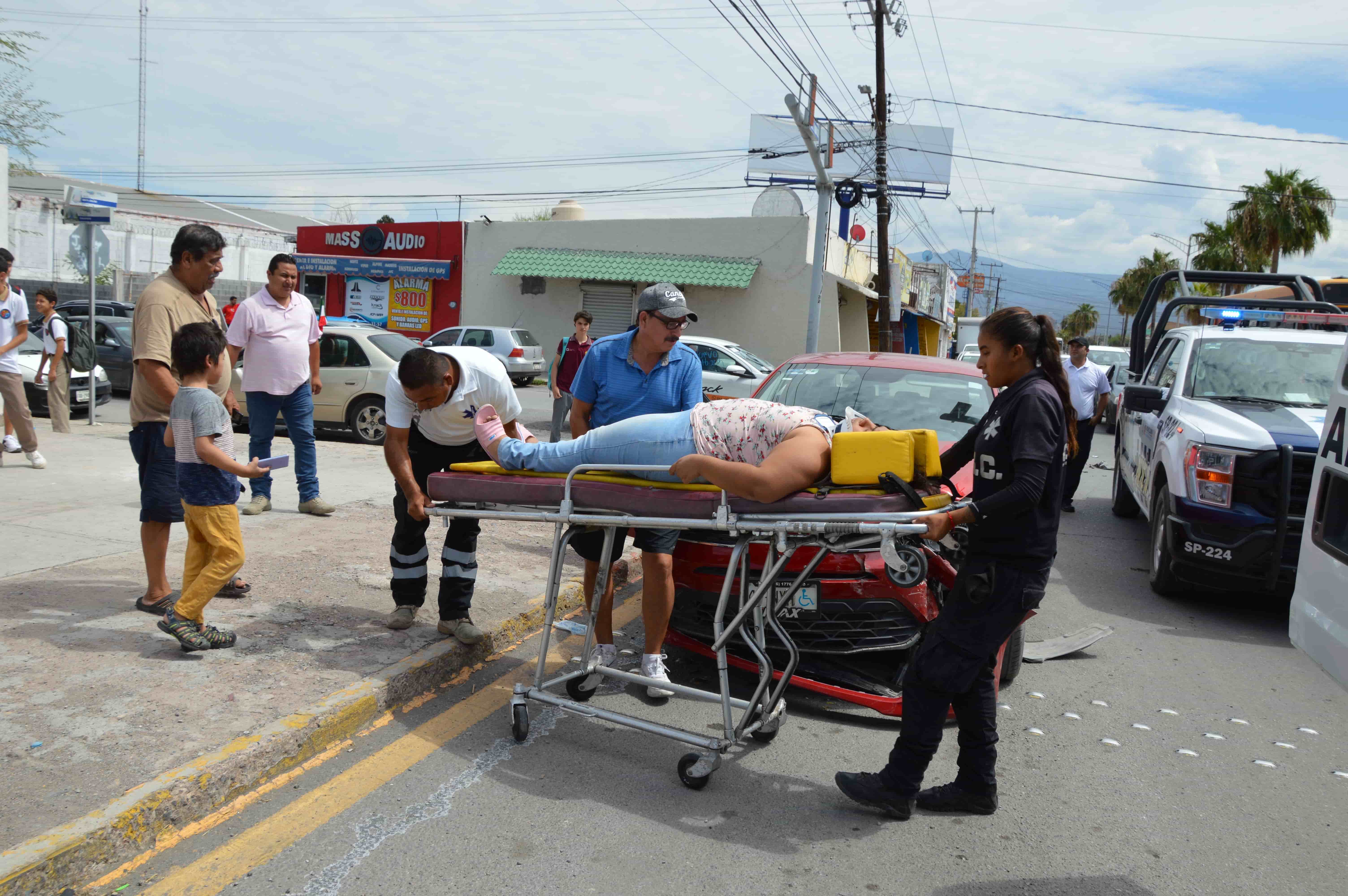 Lesiona a su hija en choque