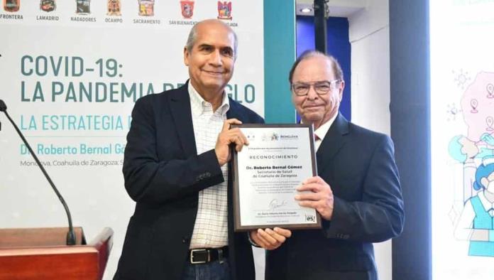 Entregan reconocimiento al secretario de salud