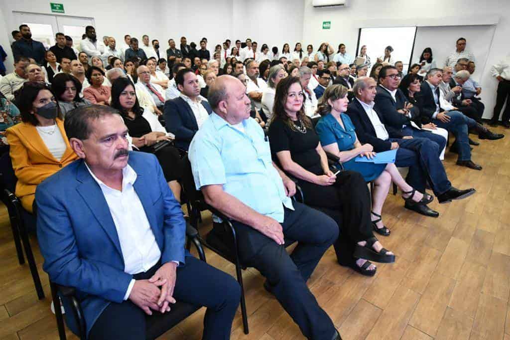 Entregan reconocimiento al secretario de salud