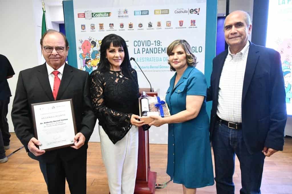 Entregan reconocimiento al secretario de salud
