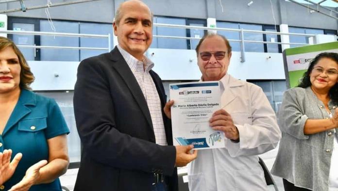 Devuelven sonrisas y salud a personas de la tercera edad