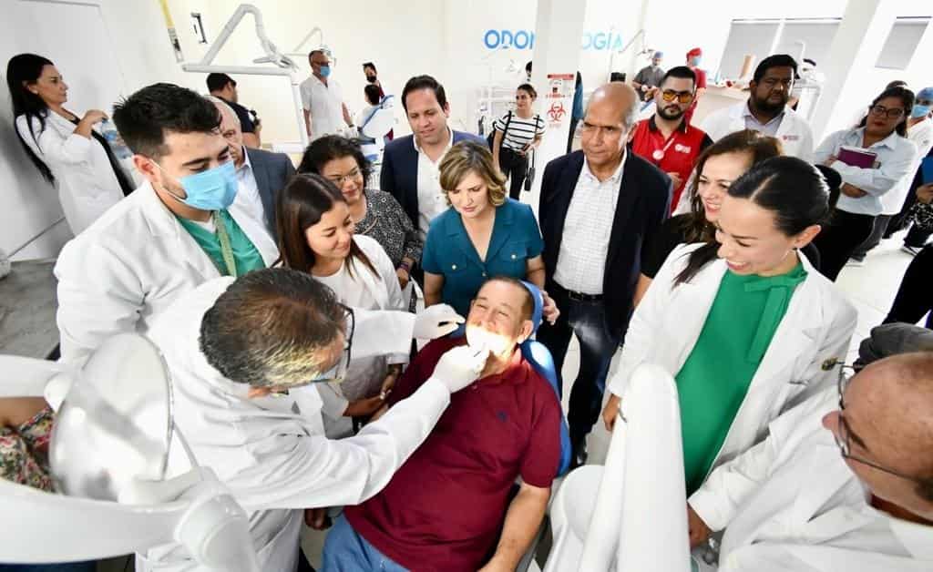 Devuelven sonrisas y salud a personas de la tercera edad