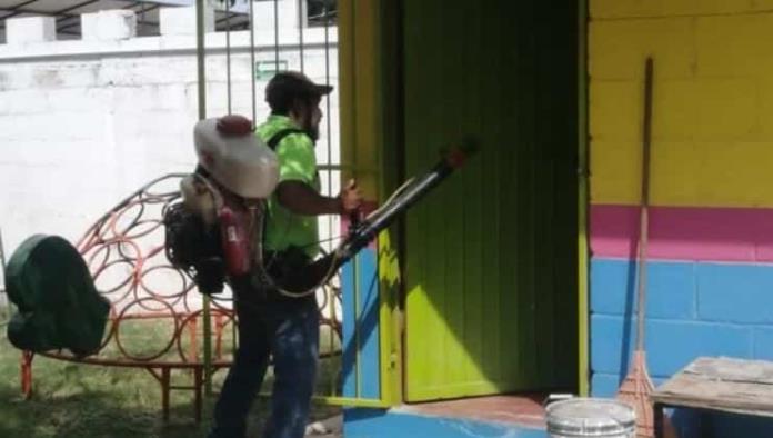 Fumigan instituciones educativas en Allende